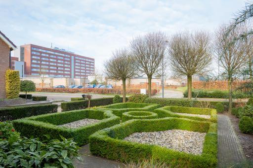 ALGEMEEN Op een mooie, rustige locatie gelegen (doodlopende straat), met een vrij uitzicht en omgeven door vrijstaande woningen.