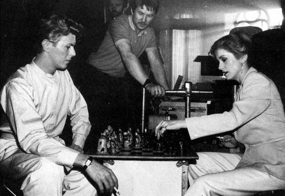 Claude Akins en William Windom die schaken in he ar nummer van Chess Life Biljonair Paul Allen (9- ), medeopricher van Microsof, schaake Zo ook Bill Gaes (9- ), die verloor van wereldkampioen Magnus