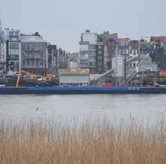 In Sint-Andries en Het Zuid nemen we de kaaimuur krachtdadig onder handen. De oude muur blijft staan, maar louter als façade. Aan de hand van spitstechnologie zorgen we ook hier voor meer stabiliteit.