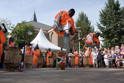 c. Citymarkting In het verlengde van bovengenoemde doelstellingen ontwikkelen we een cultureel profiel voor Emmen en benutten we dit profiel voor de citymarketing van Emmen.