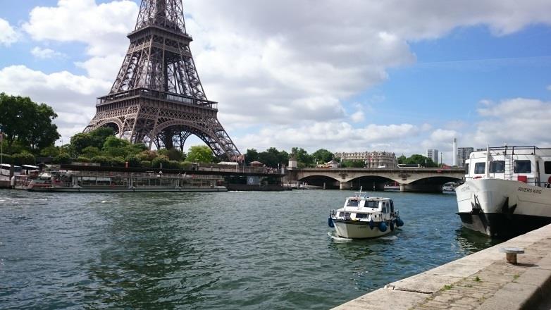 De Seine maakt vooral bij Parijs twee kilometers lange bochten, die nogal wat tijd kosten. Bij Asnière ( km 24) was een jachthaven, die vol lag.