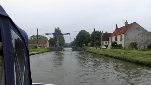 Bij het dorpje Pousseaux kwamen we bij een ophaalbrug die zelf bediend moet worden, de eerste voor ons in Frankrijk.