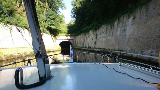 Na een pauze, wegens tegenliggers, konden we na een uur weer verder varen. Tegen 16:00 uur kwamen we aan bij sluis 1 bij Port Brûlé, waar de wachtplaats voor de eerste van de 3 tunnels was.