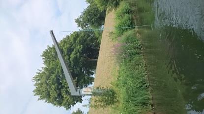 De sluismeester zag ons al van verre aankomen en vulde de sluiskolk. Pal vóór de sluis was een klein aquaduct over een riviertje.