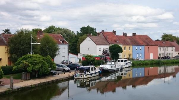 Hoofdstuk 10 Blanzy - Chalon-sur-Saône Maandagochtend (31 juli) tegen 11 uur kwamen onze dochter Sandra en schoonzoon Ronald bij onze boot op visite.