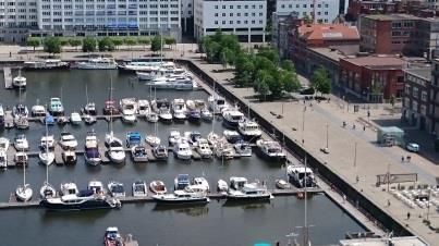 Er lagen al 2 boten te wachten bij de jachtsluis en via de marifoon hoorden we dat er een vrachtschip de sluis in kwam.