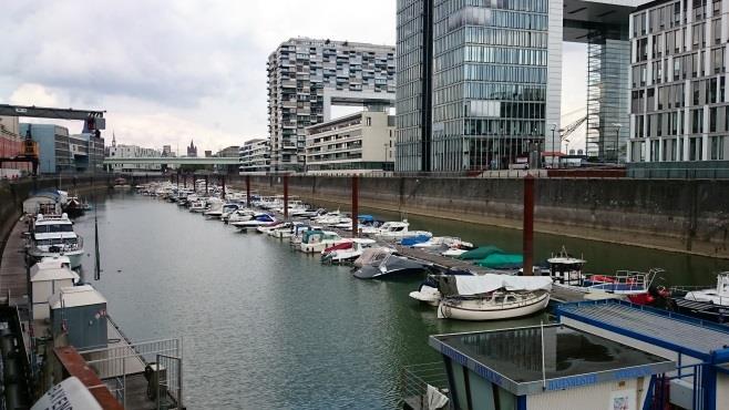 De oevers werden vlakker en er kwam ook wat meer industrie langs de kant. Het viel met de beroepsvaart erg mee. We moesten goed letten op het zgn.