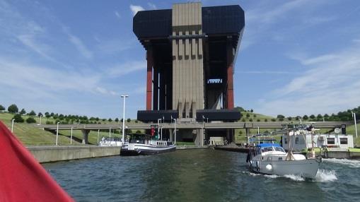 Na een erg rustige maar warme, nacht vertrokken we maandag 29 mei naar de eerste kleine scheepslift: Houdeng 1. Hier kregen we te horen dat we niet verder konden.