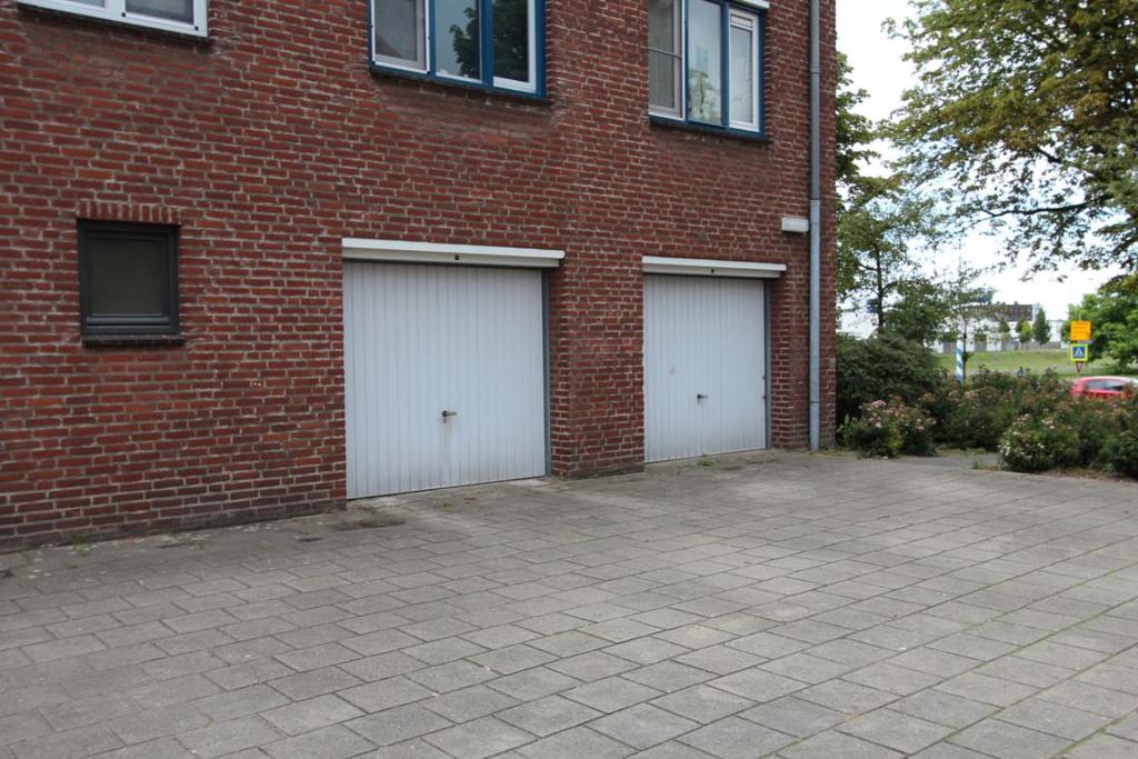 GARAGE De mogelijkheid bestaat een garage bij te kopen. De garage bevindt zich op de begane grond van het appartementencomplex. BERGING (ca.