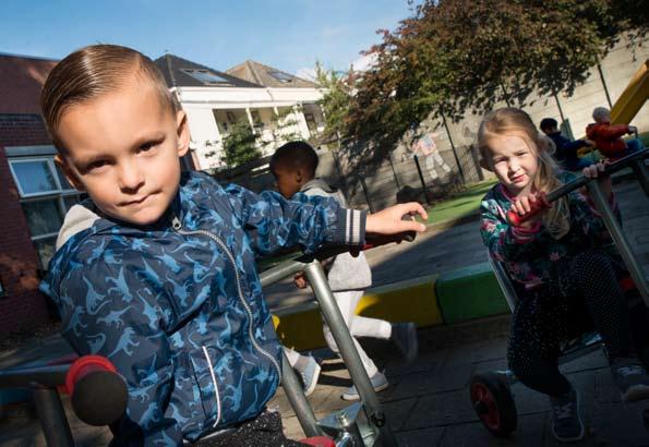 noemen we een combinatiegroep. Na iedere zomervakantie stromen de leerlingen door naar het volgende leerjaar. dezelfde activiteit kiezen, worden gestimuleerd en geholpen ook iets anders te kiezen.