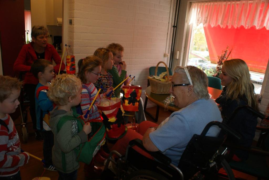 De bewoners hadden erg hun best gedaan op de traktaties en genoten zichtbaar. Veel indruk maakte mevrouw Hamstra, mevrouw Hamstra is 104 jaar oud en zij had deur wagenwijd openstaan.