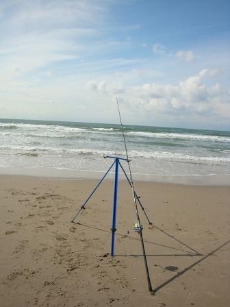 Vandaag (vrijdag 24 juni 2011) besluit ik maar eens om te gaan vissen op het strand van Kijkduin, er staat een zw-wind van zo'n 4 bft, temperatuur 15 C, lw Sch 17:20 uur, hw 22:23 uur.