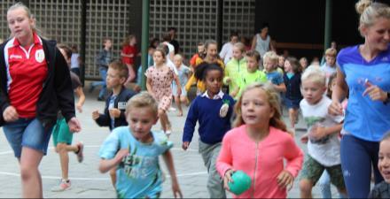 SCHOOLJAAR 2017 2018 Waarom doen we mee: Het duurt maximum 15 minuten per dag, het zich verplaatsen inbegrepen. Omkleden en loopschoenen niet nodig.