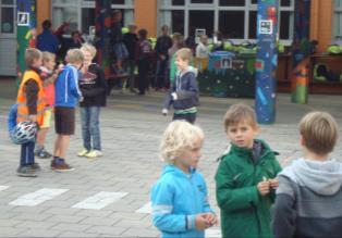 - Te laat komen is voor kinderen en juf niet aangenaam: zij storen de andere kinderen tijdens leuke momenten Op de speelplaats: Kleuters: - Ouders mogen hun kleuter tot op de speelplaats brengen.