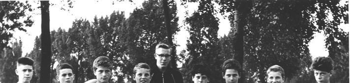 ENKELE GROEPSFOTO S UIT DE GESCHIEDENIS VAN SWIFT Jongens junioren uit 1961 onder leiding van trainer Ben Bos