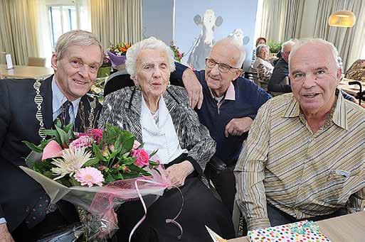3 Felicitaties voor 60-jarig paar Rudi en Aline Becking Op maandag 15 februari ging locoburgemeester Peter van de Wardt op bezoek bij Rudi en Aline Becking-Van Nouhuys in Etten om hen namens het