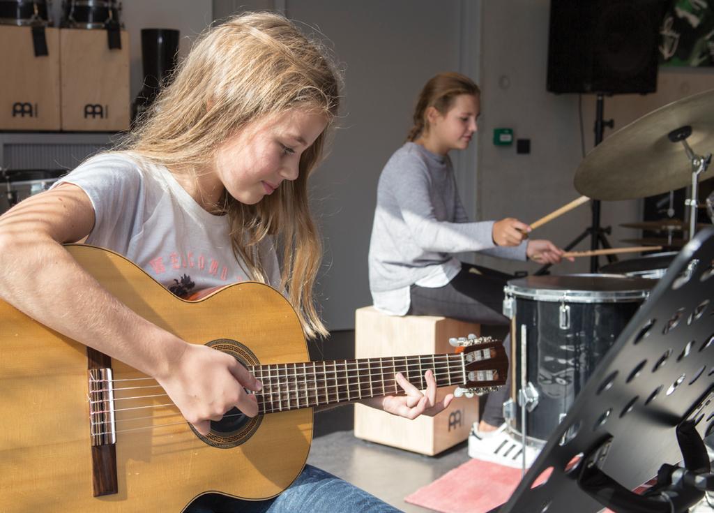 Muziek en dans Op het Einstein Lyceum staat creativiteit centraal. Het hele jaar door klinkt op de bovenste verdieping muziek. We zingen, dansen en spelen op verschillende instrumenten.