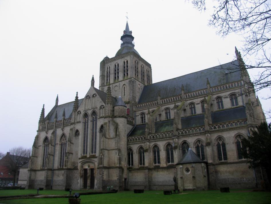 Beknopte beschrijving en bouwgeschiedenis Samen met de Sint-Bertinus- en Onze-Lieve- Vrouwkerk is de Sint-Janskerk 1 een van de drie laatgotische parochiekerken in Poperinge (fig. 1).