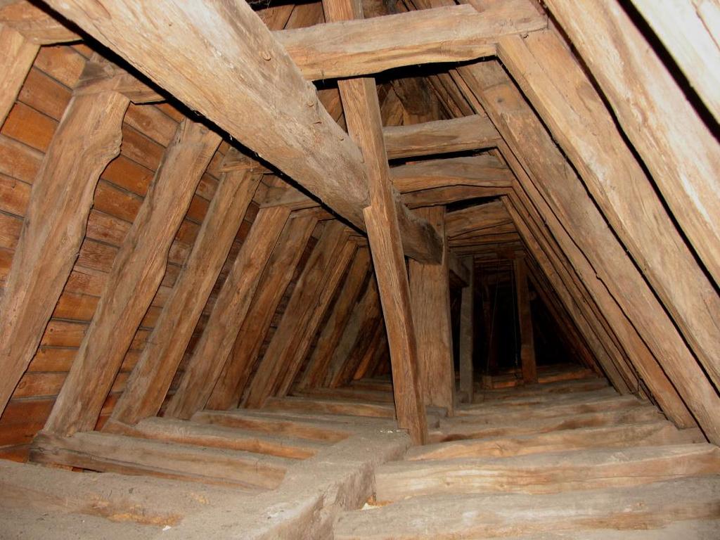 De dakkap van het middenkoor (bijlage 1) De dakkap van het middenkoor telt 25 volledige gespannen; boven de vijfzijdige apsis is de dakkap opgebouwd uit vier radiaal geplaatste halve gespannen.