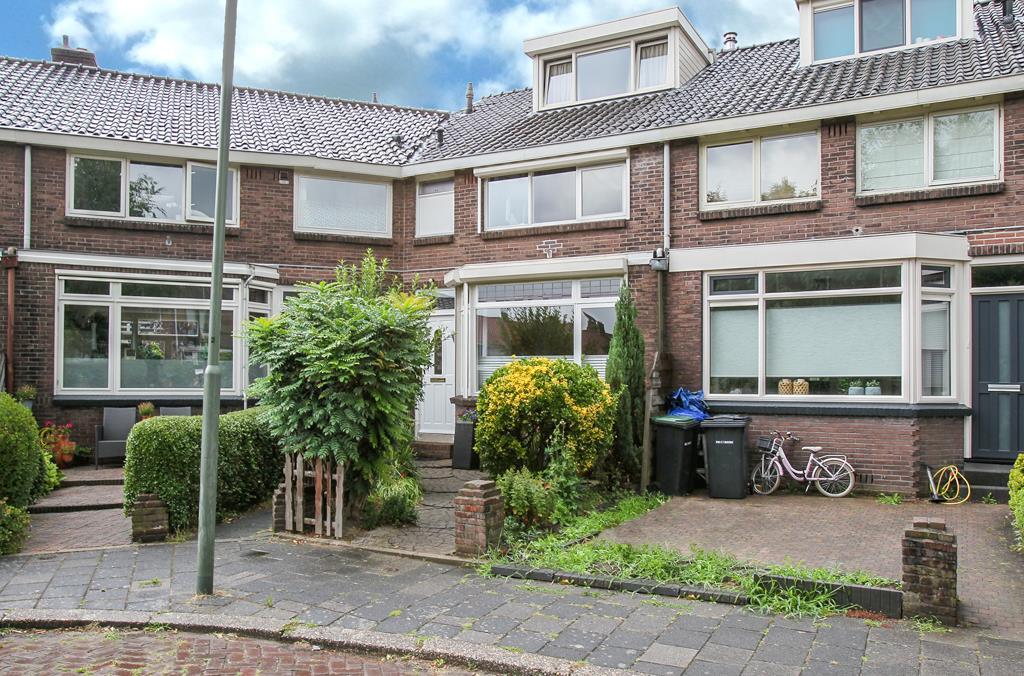 Typisch een hoekwoning welke meer ruimte biedt dan de voorzijde doet vermoeden!