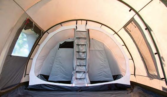 Aangename en grote slaap- en leefruimte Nomad Lodge 4 Air Met maar liefst vijf boogstokken achter elkaar is dit een van de grootste tenten uit de test.