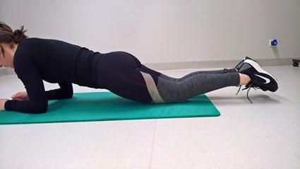 Voorwaartse plank: begin door te liggen op de buik, plaats de ellebogen en onderarmen onder het