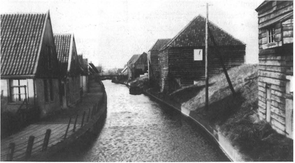 De brede rietstrook langs dit voetpad kan daarbij voor allerlei passende bestemmingen worden benut. ' Voorhaven in Edam, 1942. Bestrating en beschoeiing zijn gereconstrueerd in het Buitenmuseum.