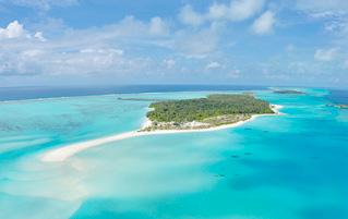 De standaardkamer van dit resort is een Superior Beach Bungalow, maar het resort heeft ook prachtige watervilla s ter beschikking, allen met de nodige voorziening en gratis wifi.