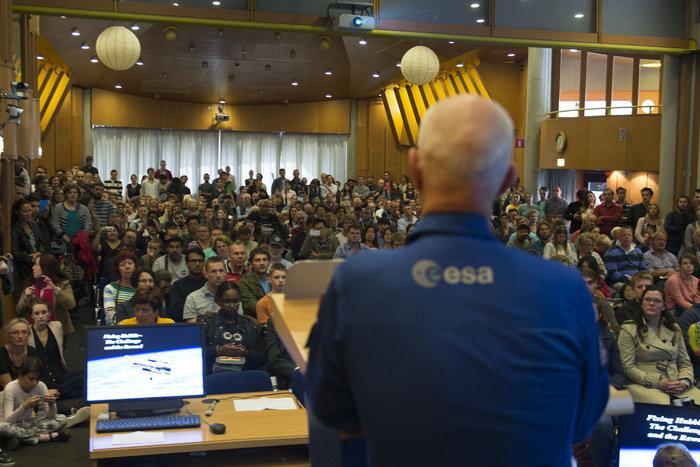 ACTIVITEITEN KERNEN NIJMEGEN Bijeenkomst op een vrijdagavond in juni 2016 - bespreking nieuwtjes - waterraketten - bespreking project - bespreking excursie - kijken naar de maan - wat verder ter