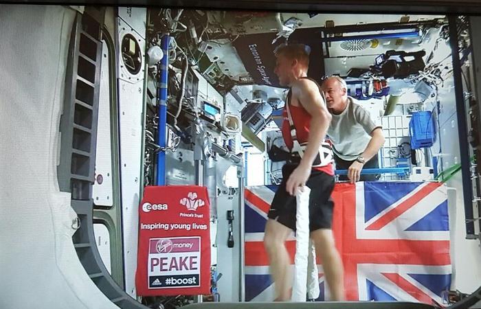 INSLAG RUIMTE-AFVAL IN ISS Tim Peake loopt in het ISS de Londense marathon. Op een dag kreeg Tim Peake o.a. de vraag of het ISS wel eens wordt geraakt door ruimteafval?
