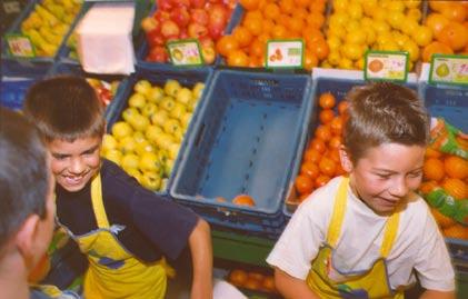 Pompelmoes- sinaas- mandarijncocktail Zet het keukengerei voor pompelmoes- sinaas- mandarijncocktail klaar: mes citruspers lepel 2 diepe borden plank