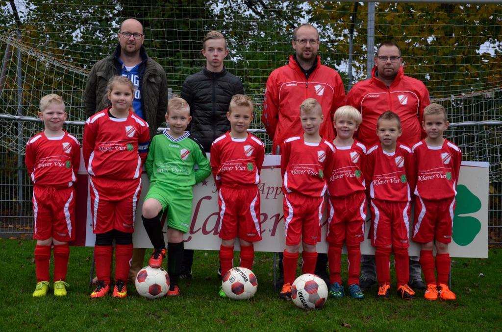 Nieuwe voetbaltenues voor F2 De F2 (Jo9-2G) van voetbalvereniging Wagenborger Boys uit Wagenborgen speelde afgelopen weekend tegen Meeden F3 (JO9-3G) voor het eerst in hun nieuwe voetbaltenues.