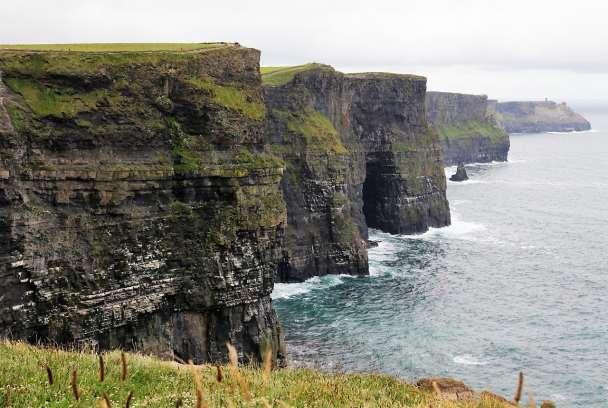 Dag 6: dinsdag 26 juni Eerst brengen we een bezoek aan de Cliffs of Moher. De klippen ontstonden door zee-erosie op donkere zandsteenlagen.