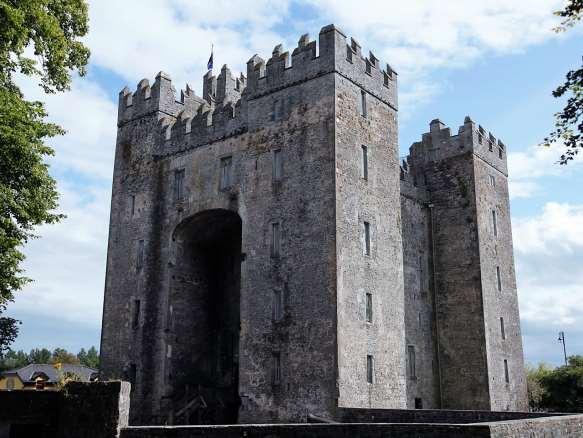 Dag 5: maandag 25 juni We rijden verder westwaarts en houden eerst even halt in Limerick bij de meest imposante Anglo-Normandische burcht.