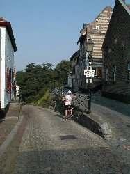 Eerst maar even inchecken en dan maar eens een stukje gaan fietsen om onze nummerbordjes op de gaan halen.