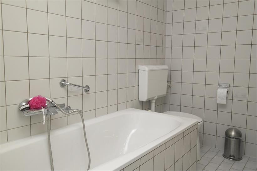 Vanuit de entree en de grootste slaapkamer toegang tot de volledig betegelde badkamer. Met o.a. een ligbad met een thermostaatkraan en een 2e toilet.