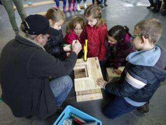 De kinderen staken de handen uit de mouwen en namen samen met juffrouw Inge het initiatief om de egels in de buurt van de school te beschermen. Egels zijn nuttige dieren.