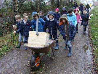 Om te vermijden dat katten naar binnen zouden dringen maakte ze een gangetje en het egelhotel werd daarna afgewerkt met een schoorsteen voor de verluchting.