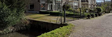 De achtertuin grenst aan de voormalige