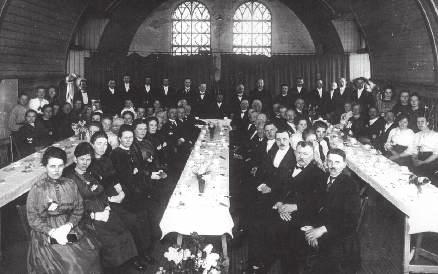 Bovenzaal van het oude Verenigingsgebouw tijdens de viering van het 25-jarig bestaan van de R.K. Volksbond, afdeling Zaandam, in 1921.