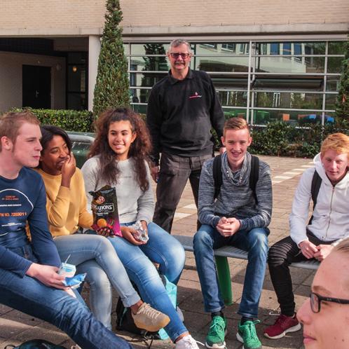 Bertus Nooijen, buitenconciërge Ik zorg onder andere voor de veiligheid en de orde in en om de school. Als er bijvoorbeeld onenigheid is op het schoolplein, dan ga ik altijd even kijken.