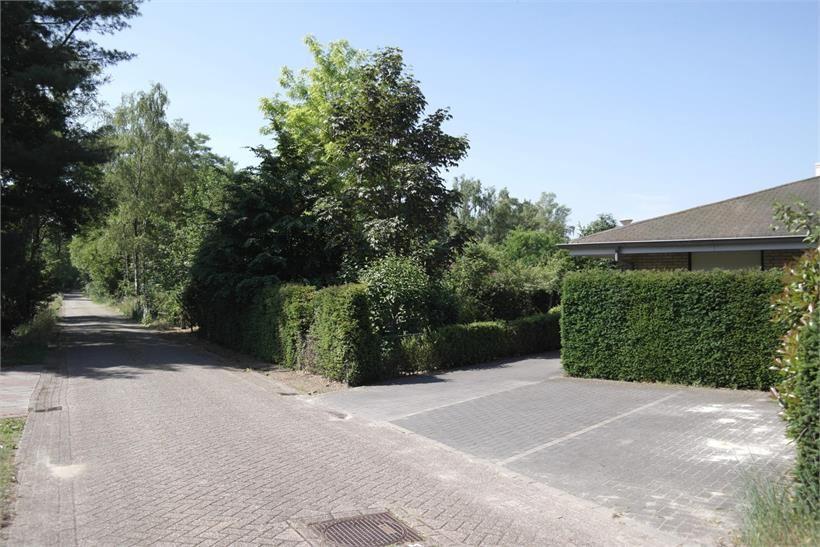 Met een groot terras, een gazon  Bij de woning