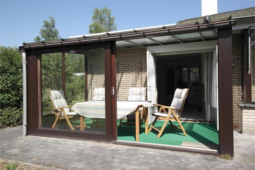 De tuinkamer is uitgevoerd in een hardhouten constructie met enkele beglazing.