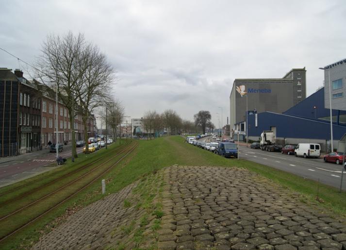 Deze drukke rand zorgt voor luwte in de woongebieden erachter. Het is een stedelijk woongebied met winkels en voorzieningen op de begane grond.