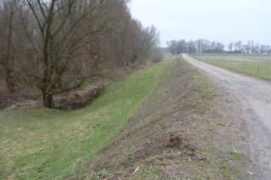 De robuuste verbinding volgt min of meer tot aan dit fort de Bakkerskil aan de westzijde van de dijk.