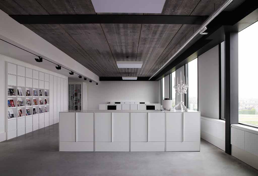PURE In Oostzaan, nabij Amsterdam, ligt het in 2011 gerealiseerde hoofdkantoor en de multifunctionele showroom van Piet Boon Studio waar in totaal inmiddels mensen werkzaam zijn.