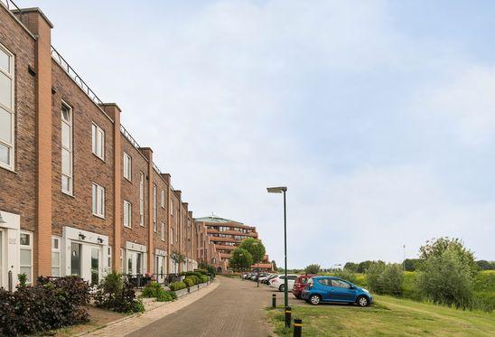 Daarnaast beschikt de woning over; een wasruimte, een uitgebouwde woonkamer en een heerlijke tuin.