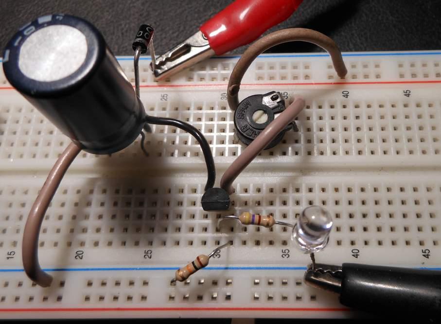 in serie met de LED beschermt tegen te hoge stroom door de LED). Mijn PNP transistor was een A733, maar eender welke PNP zal werken.