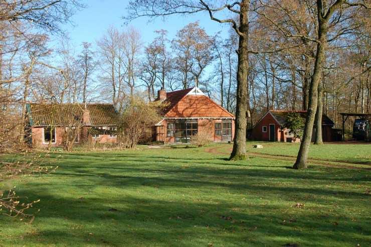 Woonruimte Deze woning heeft meer woonruimte te bieden dan de buitenzijde doet vermoeden (woonoppervlakte begane grond ca. 120 m²).