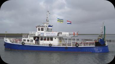 Zo kun je van boord gaan bij de schelpenbank en rondstappen op dit unieke stukje drooggevallen zeebodem, je kunt de demonstratie van de paardenreddingboot vanaf het water zien of met een sleepnet